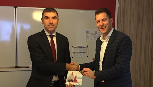 Staatssecretaris Blokhuis (VWS) neemt boekje met verzameling goede praktijkvoorbeelden in ontvangst