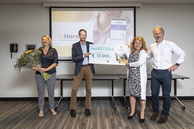 Uitreiking cheque gouden Zinnige Zorg Award winnaar IkHerstel-app