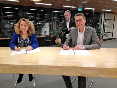 Marjo Vissers – Kuijpers (VGZ) en Marco de Bruin (Yulius) bekrachtigen de meerjarenovereenkomst met hun handtekening